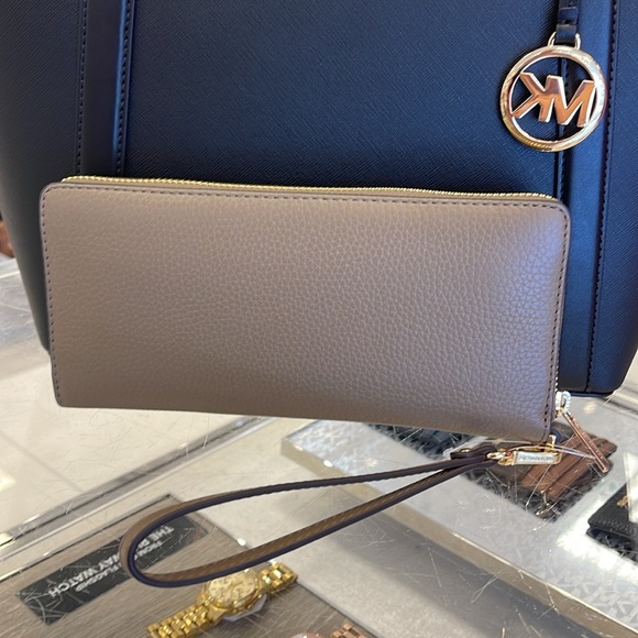 MICHAEL KORS
Leather Continental Wristlet Phone Case Wallet
Dusk
NWT - Picture 10 of 16